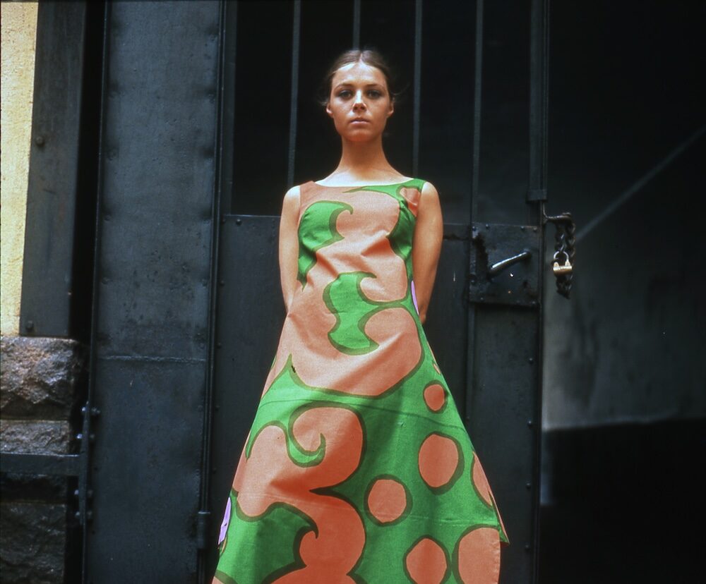 Marimekko Monrepos -mekko Keidas-kuviolla. Suunnittelija Annika Rimala.