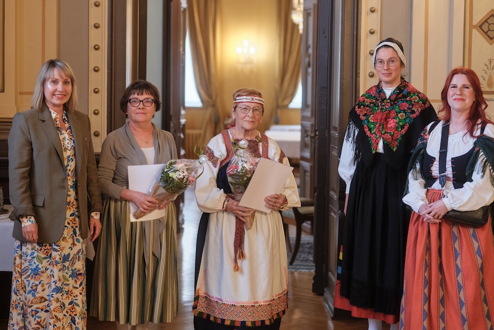 Ryhmäkuvassa ovat Tampereen apulaispormestari Anne-Mari Jussila, kansantanssimestarit Päivi Semeri ja Irja Majanen, Suomen Nuorisoseurojen hallituksen puheenjohtaja Elina Weckström sekä tapahtumajohtaja Henni Välimaa. Kuva: Ville Kurki