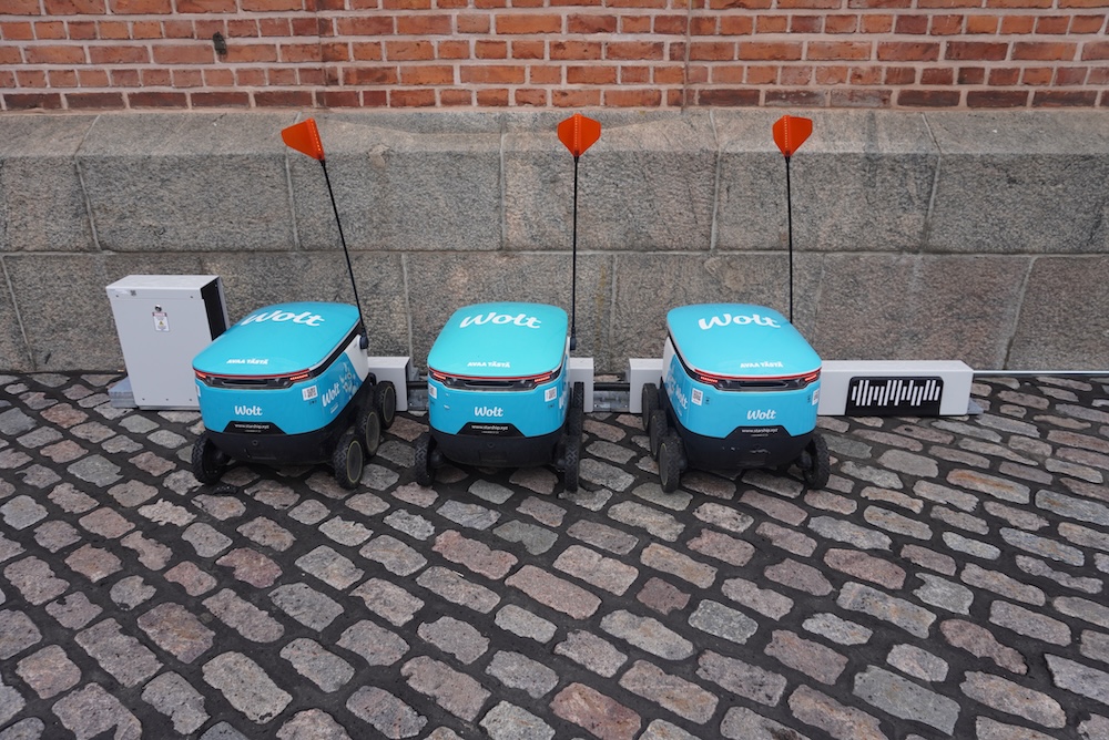 Helsingissä alkaa erikoinen robottikokeilu – ruokarobotit lataavat pian itse itsensä