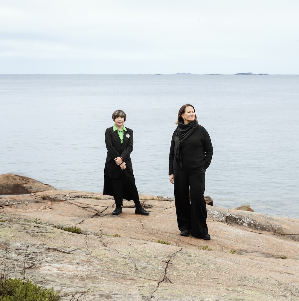 Mami Kataoka ja Arja Miller, vuoden 2027 Helsinki Biennaalin pääkuraattorit. Kuva: HAM / Helsinki Biennaali / Kerttu Malinen.